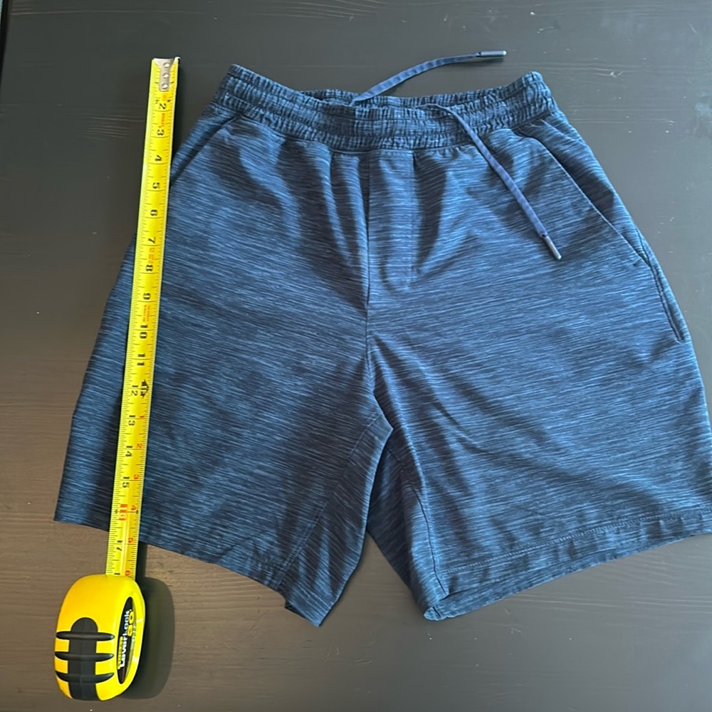 Lululemon men shorts with pockets.